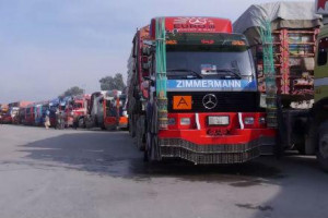 مرکز مشترک تجارتی افغان و تاجیکستان توسط رانندگان افغان مسدود شد