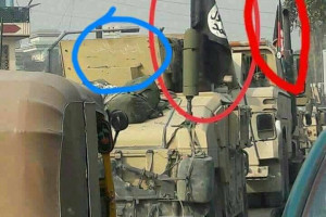 نصب بیرق داعش بر موتر های ارتش