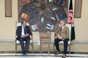 دیدار عبدالله با سفیر پاکستان در کابل