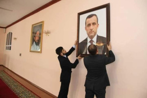 نصب عکس امرالله صالح به‌جای عکس اشرف غنی