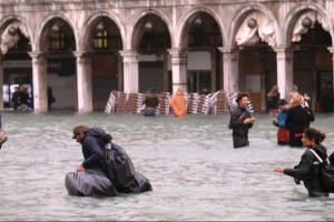 طوفان و سیل در ایتالیا ۱۷ کشته برجا گذاشت