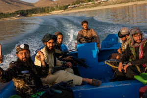 سربازان از گشتو گذار بیجا و پوشیدن لباس شیک خودداری کنند