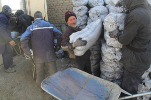 برای بیش از دو هزار فامیل بی بضاعت در بامیان مواد سوخت توزیع شد