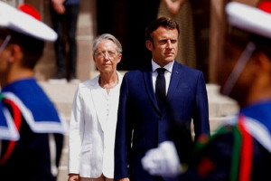 بحران سیاسی فرانسه؛ مکرون استعفای نخست‌وزیر را رد کرد