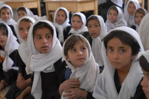 طالبان دروازه‌های مکاتب را به روی دختران باز می‌کنند