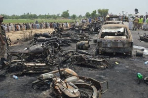 انفجار تانکر حامل مواد سوختی در پاکستان دهها قربانی گرفت