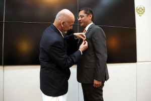 رییس جمهور غنی به سفیر هند در کابل مدال اعطا کرد
