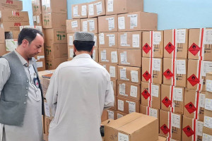اهدای ۸۵۰ جعبه دارو به مهاجران در هرات از سوی صلیب سرخ
