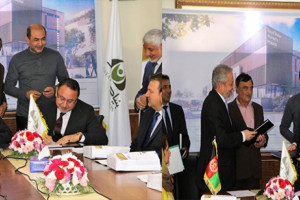 توافقنامه اعمار یک باب شفاخانه تخصصی با بنیاد بیات امضا شد