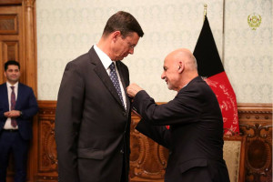 رییس جمهور غنی به سفیر آلمان در کابل مدال تفویض کرد