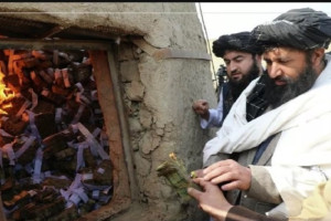 بانک مرکزی ۱۵۰ میلیون افغانی پول فرسوده را آتش زد