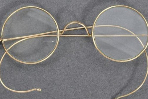 عینک گاندی به قیمت ۳۴۰ هزار دالر به فروش رسید