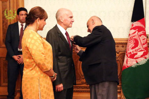 سفیر آمریکا؛ مدال عالی دولتی افغانستان را به گردن آویخت
