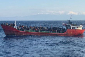 کشتی حامل مهاجران افغان پس از نجات در یونان پهلو گرفت