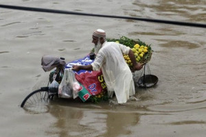 باران‌های موسمی در پاکستان حداقل ۵۰ کشته بر جا گذاشت