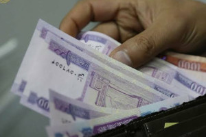 معاش کارمندان دولتی در مناطق دوردست نقدی پرداخت می‌شود