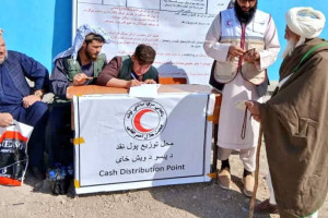 هلال احمر به ۶۲۵ دهقان آسیبدیده از خشکسالی پول نقد توزیع کرد