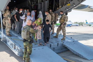  هزاران کودک افغان بدون پدر و مادرشان به امریکا منتقل شدند