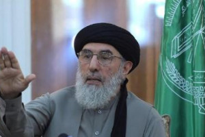 حکمتیار: مناطقی در افغانستان باید به طالبان سپرده شود
