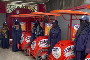 گروه شش نفری زنان در کابل بستنی می‌فروشند
