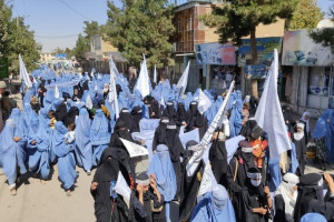 زنان فاریاب با شعار «مرگ بر دموکراسی» به جادهها ریختند