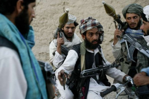 حملات تهاجمی طالبان مسلح بر شهر غزنی
