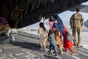 هشدار امریکا و بریتانیا در مورد حمله بر میدان هوایی کابل
