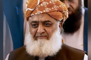 مجاهد: مولانا فضل رحمان به کابل می‌آید
