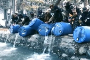 طالبان ۳ هزار لیتر مشروب را به دریای کابل ریختند