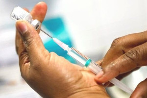 شش ماه بعد؛ نخستین محمولۀ واکسن کرونا وارد افغانستان می‌شود