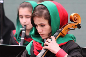 آرکستر زنان افغانستان برای نخستین بار در مجمع جهانی اقتصاد؛ موسیقی اجرا میکند
