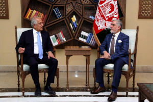 خلیل زاد در ادامه رایزنی های صلح افغانستان؛ با عبدالله عبدالله دیدار کرد