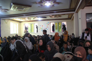 کابل؛ برای بیش از ۴۰۰ کودک یتیم لباس و هدیه عیدی توزیع شد