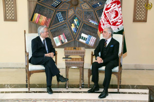 عبدالله عبدالله با نماینده سازمان ملل برای افغانستان و سفیر آمریکا دیدار کرد