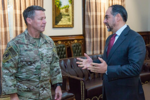 دیدار وزیر خارجه با فرمانده نیروهای امریکایی در افغانستان
