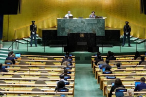 اسحاق‌زی به نمایندگی از افغانستان در سازمان ملل سخنرانی ‌می‌کند