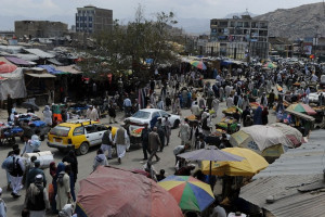 معتادین زیر پل سوخته به جاده ها بیرون شدند