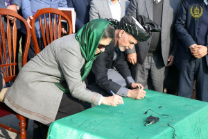رییس جمهور غنی بیرق ده هزار متری را امضا کرد