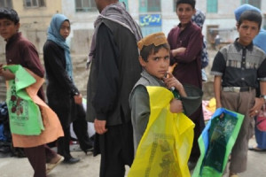 هزاران کودک در افغانستان به کار شاقه و گدایی رو آورده‌اند