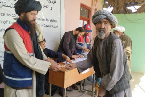 توزیع بیش از ۸ میلیون افغانی کمک نقدی برای خانوادههای نیازمند در سرپل
