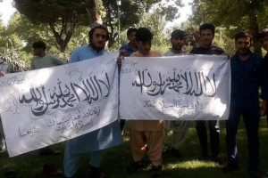 بازداشت  حامیان طالبان با پرچم "امارت اسلامی" در ایران