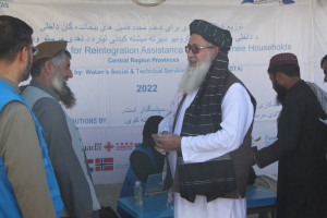 توزیع کمک‌های نقدی به خانواده‌های بی‌جا شده در کابل 