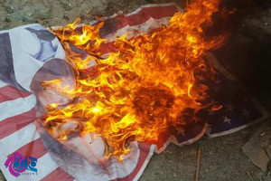 پرچم آمریکا در پاکستان به آتش کشیده شد