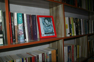 کاج؛ برای گرامی‌داشت از قربانیان کتابخانه تاسیس شد