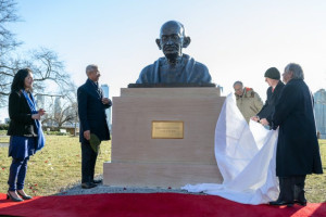 دبیر کل سازمان ملل از مجسمه گاندی رونمایی کرد