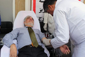 عبدالله به ‌سربازان مجروح خون اهدا کرد