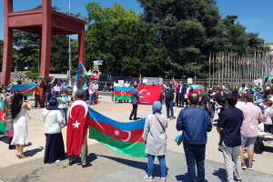 آذربایجانی  ها علیه تحرکات ارمنستان؛ در مقابل  مقر سازمان ملل اعتراض کردند