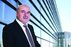 عزیزی یک میلیارد افغانی به بازگشتکنندگان در هرات کمک کرد