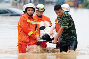     سیلاب‌های شدید در چین جان ۱۲ تن را گرفت