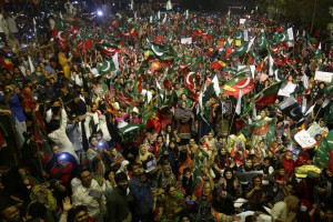هوادار عمران خان در پاکستان راه‌پیمایی کردند